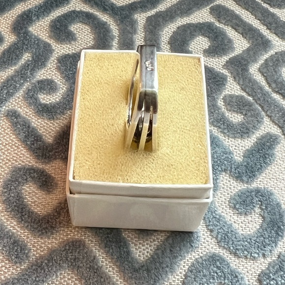 Delong Sterling silk ring with lime green semi-precious stone - Picture 3 of 8